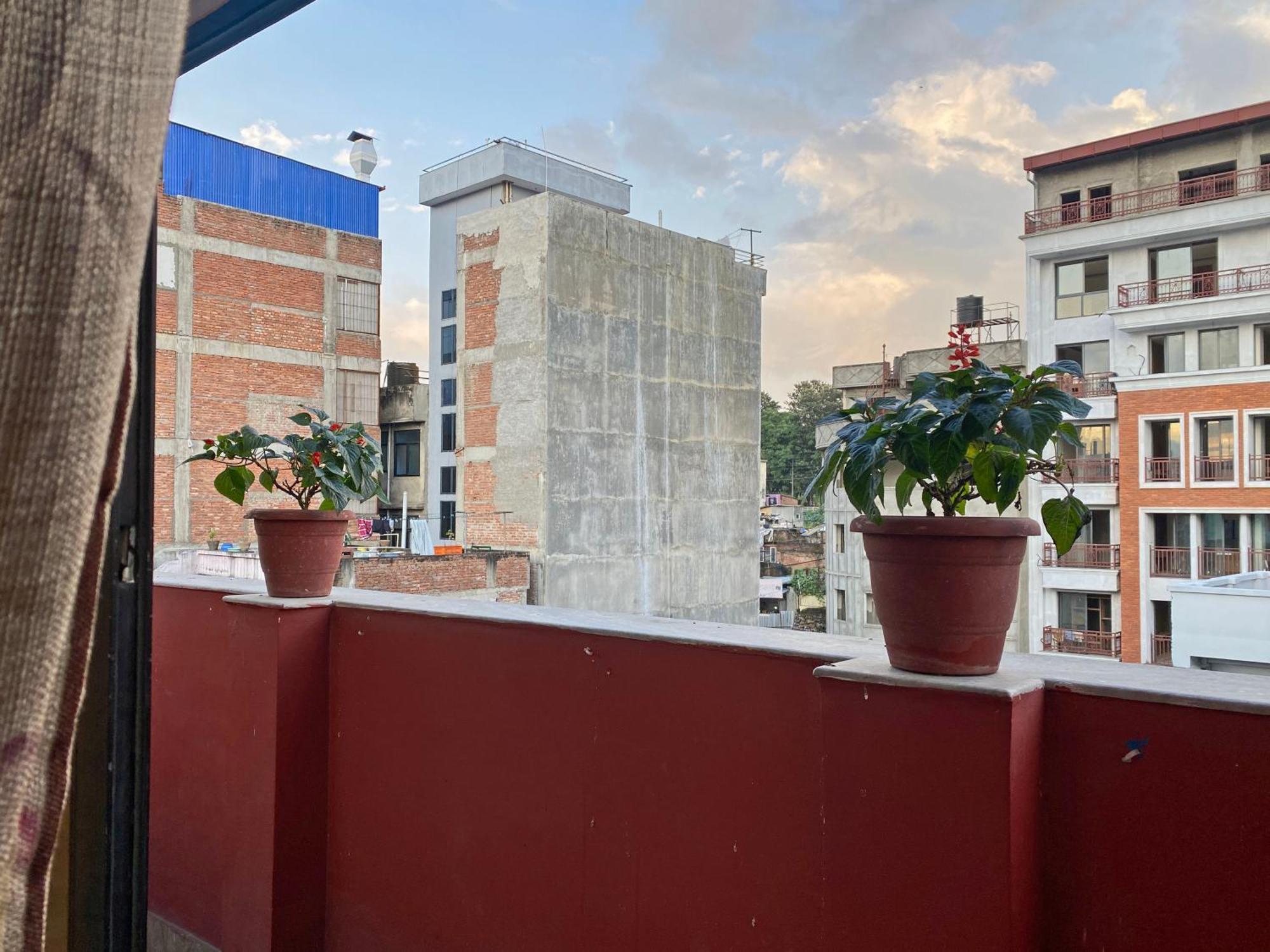 Hotel Airport Holiday Kathmandu Exterior foto